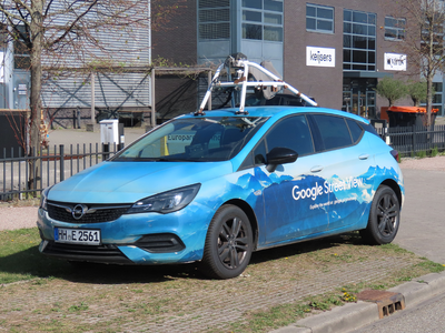 912650 Afbeelding van een Google Street View-camerawagen, geparkeerd (zonder camera) aan het Damzigt op ...